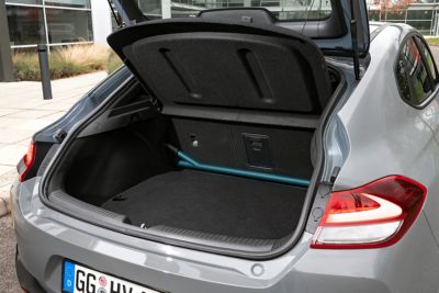 Eine Querverstrebung im Gepäckraum eines Hyundai i30 Fastback N. 