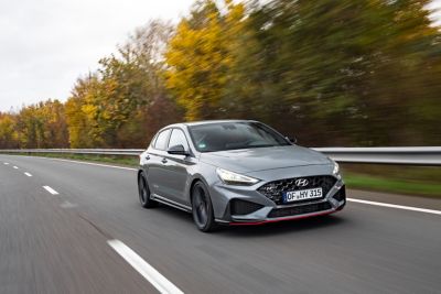 Kontrola ruszania redukuje poślizg kół podczas szybkiego ruszania z miejsca w Hyundai i30 Fastback N.