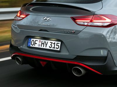 Heck eines grauen Hyundai i30 Fastback N mit roter Akzentlinie. 