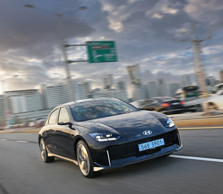 Así es la mayor estación de carga ultrarrápida de España: 20 coches  eléctricos 'listos' en 15 minutos