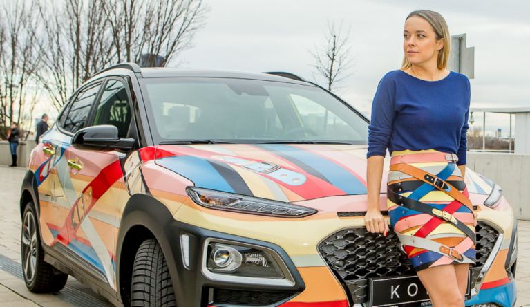 Marina Hoermanseder tourt mit dem Hyundai Kona Elektro