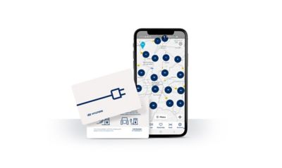En smarttelefon med Charge MyHyundai-appen og to Charge MyHyundai-kort. Illustrasjon.