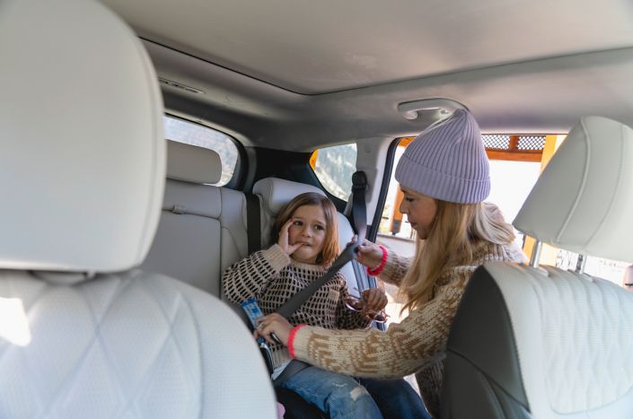 matka zapinajuca dieta v detskej sedacke na zadnom sedadle Hyundai SANTA FE so sivym interierom