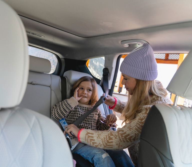 matka zapinajuca dieta v detskej sedacke na zadnom sedadle Hyundai SANTA FE so sivym interierom