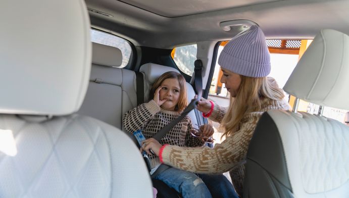 matka zapinajuca dieta v detskej sedacke na zadnom sedadle Hyundai SANTA FE so sivym interierom