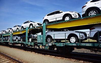 Nyproduserte Hyundai-biler på godstog. Foto.
