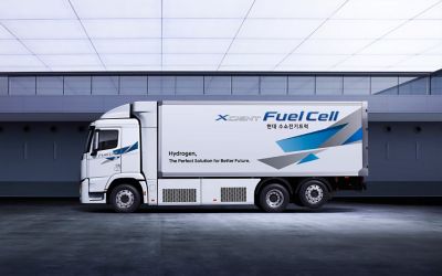 Zijaanzicht van de Xcient brandstofceltruck van Hyundai.