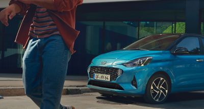 Imagen de un i10 aparcado en la calle.