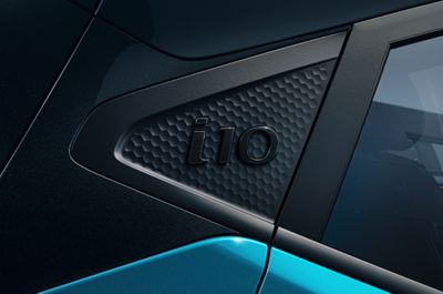 Logotipo del i10 en el lateral del vehículo.