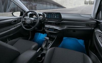 Hyundai i20 z niebieskim podświetleniem podłogowym.