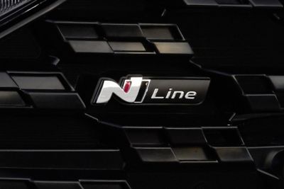 Detalle de la insignia N Line situada en la parrilla frontal del nuevo Hyundai i20 N Line.