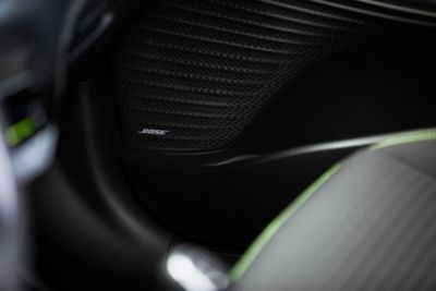 Pohled zblízka na reproduktor, který je součástí zvukového systému Bose v novém voze Hyundai i20
