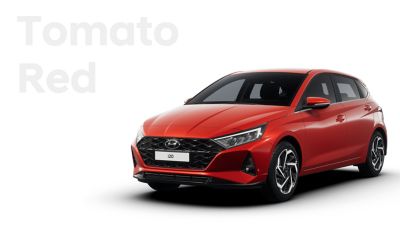 Vista frontal derecha del nuevo Hyundai i20, color rojo tomate.	