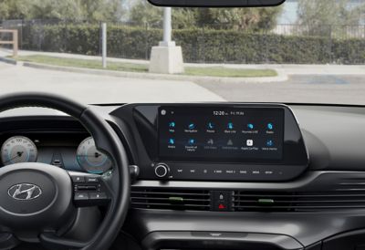 Snímek nového vozu Hyundai i20 s 10,25palcovou středovou dotykovou obrazovkou.