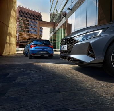Dos Hyundai i20s nuevos en un callejón, estacionados en un ángulo de 90 grados
