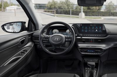 Primer plano del nuevo volante del Hyundai i20 y de la pantalla táctil de 10,25".