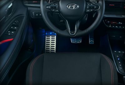 Pohľad na kovové pedále s protišmykovými gumovými prvkami v interiéri nového modelu Hyundai i20 N.