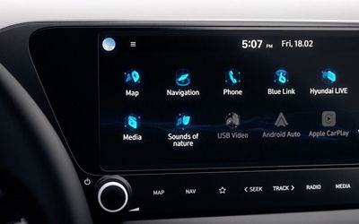 Video zobrazuje stredovú 10,25-palcovú dotykovú obrazovku modelu Hyundai i20 a audiosystém Bose