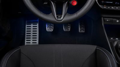 Detailansicht der Sportpedale in Aluminiumoptik im Cockpit eines Hyundai i20 N.