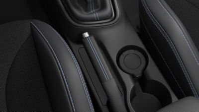 Blaue Ziernähte an den Sitzen und den Bedienelementen eines Hyundai i20 N.
