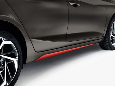 Sideskirts op een Hyundai i20 in tomato red.