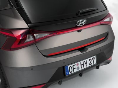 Hyundai i20 z ozdobną listwą bagażnika.