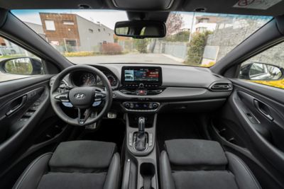 Interiér Hyundai i30 N Fastback a sportovní zobrazení na přístrojovém panelu.