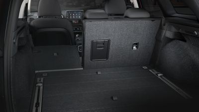 Zdjęcie przedstawiające złożone tylne siedzenia 60/40 w nowym Hyundaiu i30 Wagon