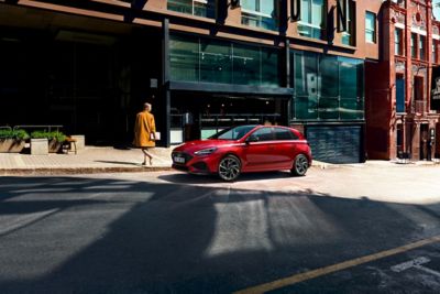 Hyundai i30 Nline rossa parcheggiata in strada