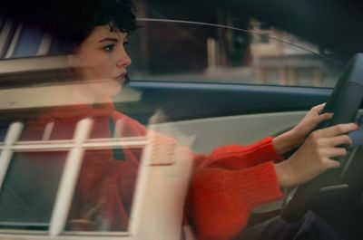 Ragazza al volante di Hyundai i30