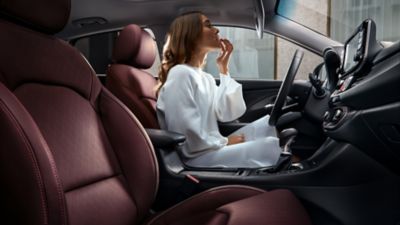 Immagine di ragazza seduta al volante Hyundai