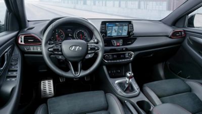 Imagen del interior deportivo del nuevo Hyundai i30 Fastback N. 
