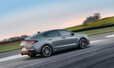 Imagen lateral del Hyundai i30 Fastback N en circuito.