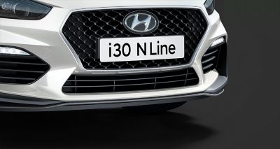 Imagen de la parrilla en cascada y el parachoques del Hyundai Fastback N Line.