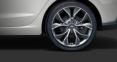 Imagen de las llantas de aleación de 18" y los neumáticos de alto rendimiento del Hyundai i30 Fastback N Line.