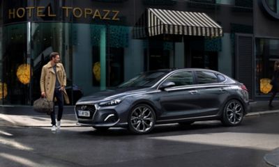 Imagen del Hyundai i30 Fastback aparcado en una calle.