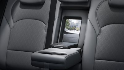 A photo showing the centre armrest of the Hyundai i30 Wagon with an open ski-through hatch.