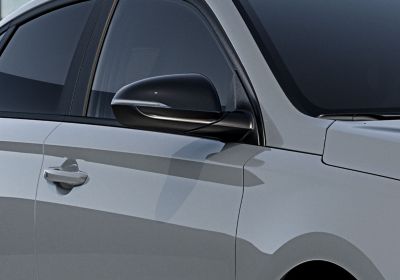 Čierne spätné zrkadlá a vonkajšie kľučky lakovaného vo farbe karosérie modelu Hyundai i30 Fastback N. 