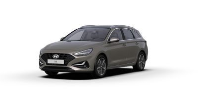De nieuwe Hyundai i30 Wagon gezien van linksvoor, in de kleur Silky Bronze.