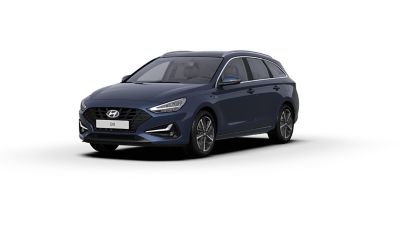 De nieuwe Hyundai i30 Wagon gezien van linksvoor, in de kleur Stellar Blue.