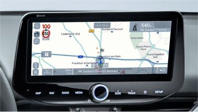Gros plan sur les avertissements de radars sur l'écran de la Hyundai i30. 