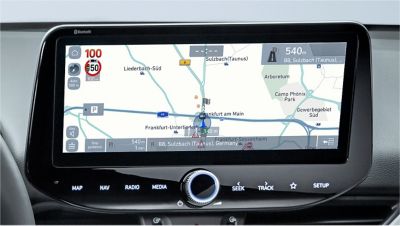 Image of the 10.25-inch screen of the Hyundai i30, showing the speed camera alert.