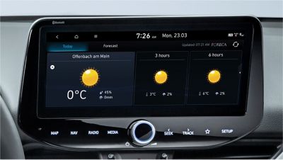 Gros plan sur les prévisions météorologiques sur l'écran de la Hyundai i30 Fastback.