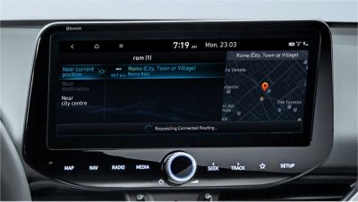 De 10,25-inch touchscreen van de nieuwe Hyundai i30 toont de Live POI Search.