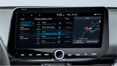 Image de l’écran 10,25” de Hyundai i30 indiquant le prix des carburants en temps réel.