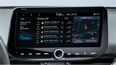 Obrázek 10,25palcové obrazovky modelu Hyundai i30, který zobrazuje informace o parkování i v okolí ulice.