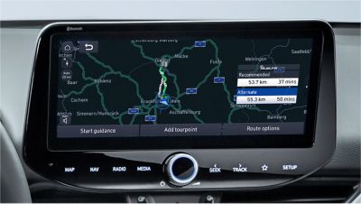 Obrázek 10,25palcové obrazovky modelu Hyundai i30, zobrazující aktuální dopravní informace.