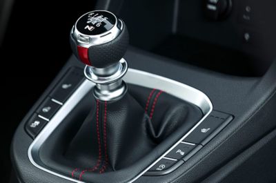 Vista en detalle del sistema de climatización automática del Hyundai i30 Fastback N. 