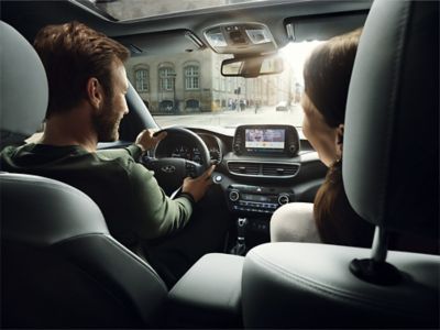 Imagen interior de una persona que disfruta conduciendo un Hyundai.