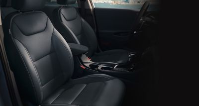 Vue rapprochée des sièges en cuir Fossil Grey à bord de Hyundai IONIQ hybrid.